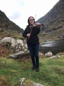 andi leahy black haired woman playing fiddle violin in ireland 1