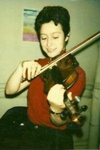 andi leahy american irish black haired woman playing fiddle violin 1