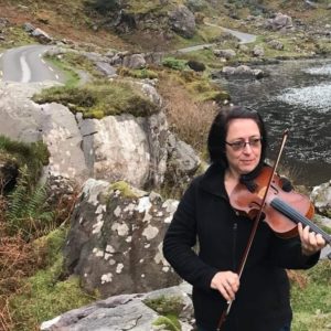 andi leahy black haired woman playing fiddle violin in ireland 2