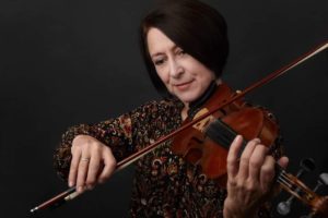 andi leahy american irish black haired woman playing fiddle violin 6